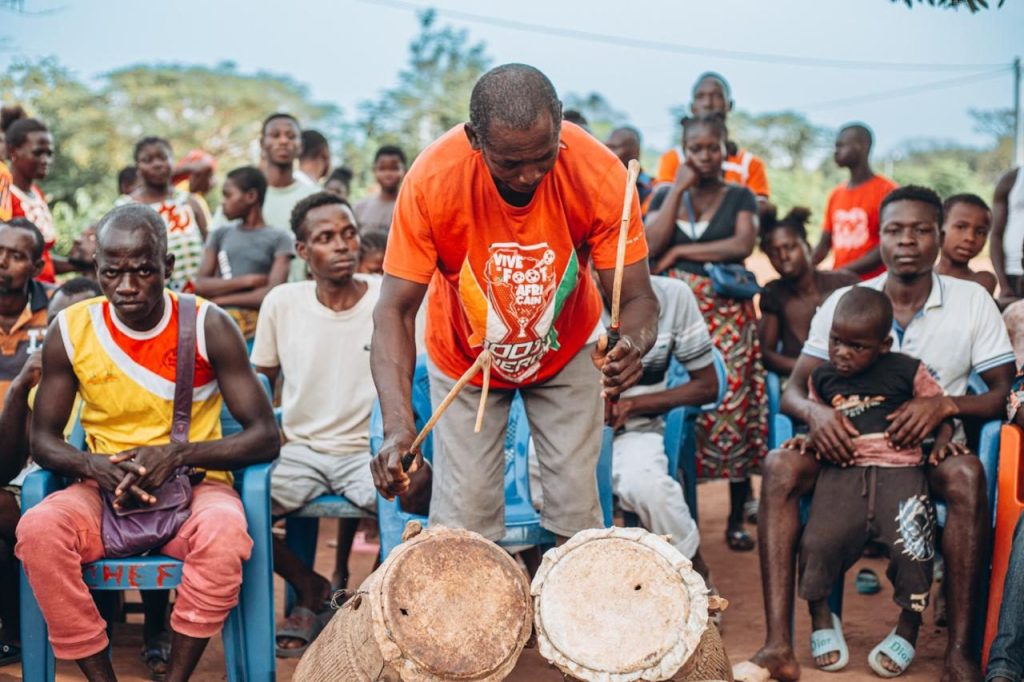 Rythmes de tambours traditionnels pendant une rencontre