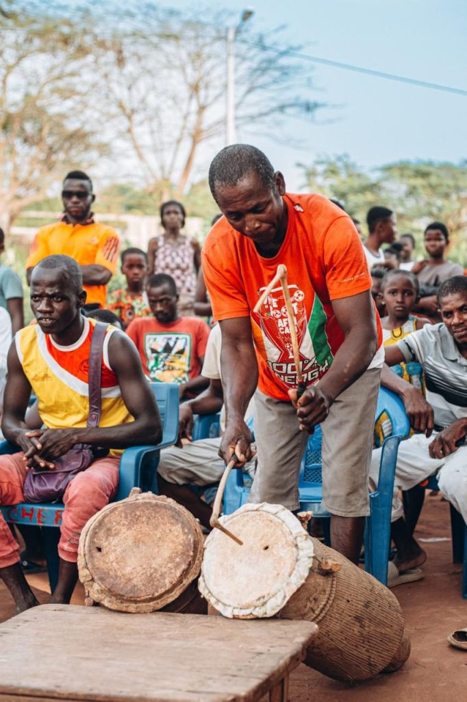 Un percussionniste joue des tambours parlants