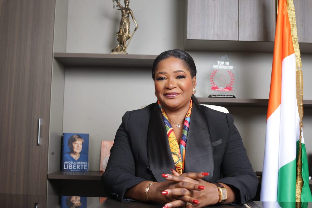 Madame Isabelle Boblaï Douassoh à son bureau, souriante