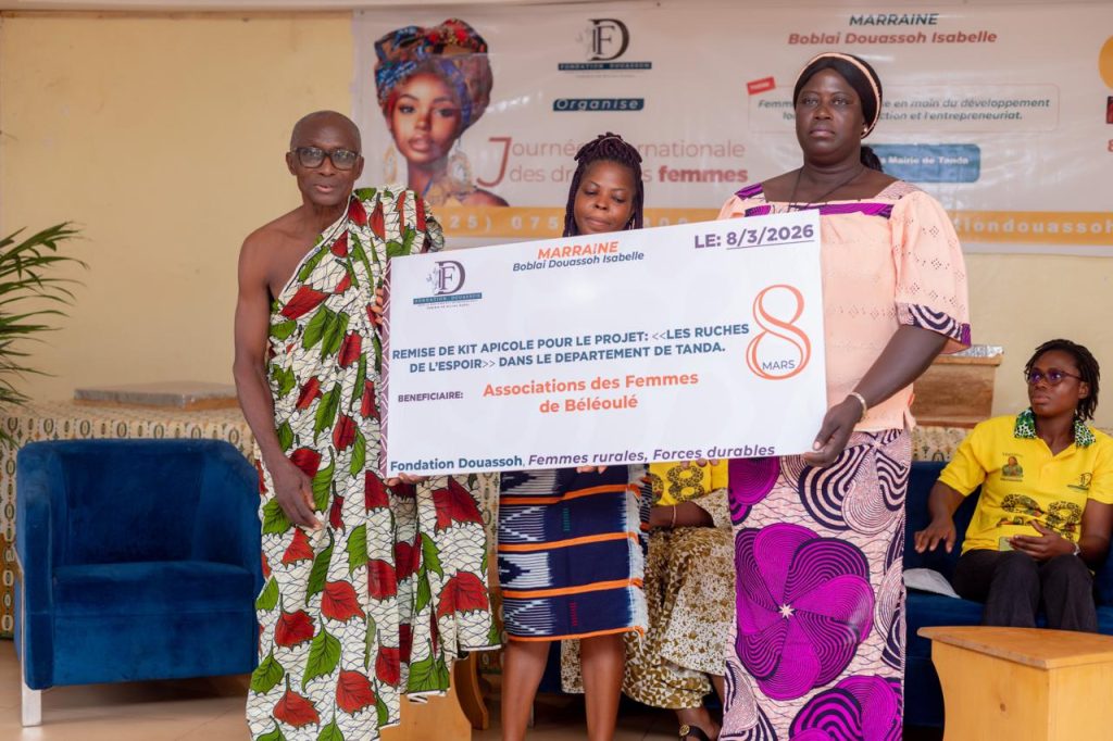 Remise du kit apicole à l'association des femmes de Béléoulé, en présence d'un chef traditionnel