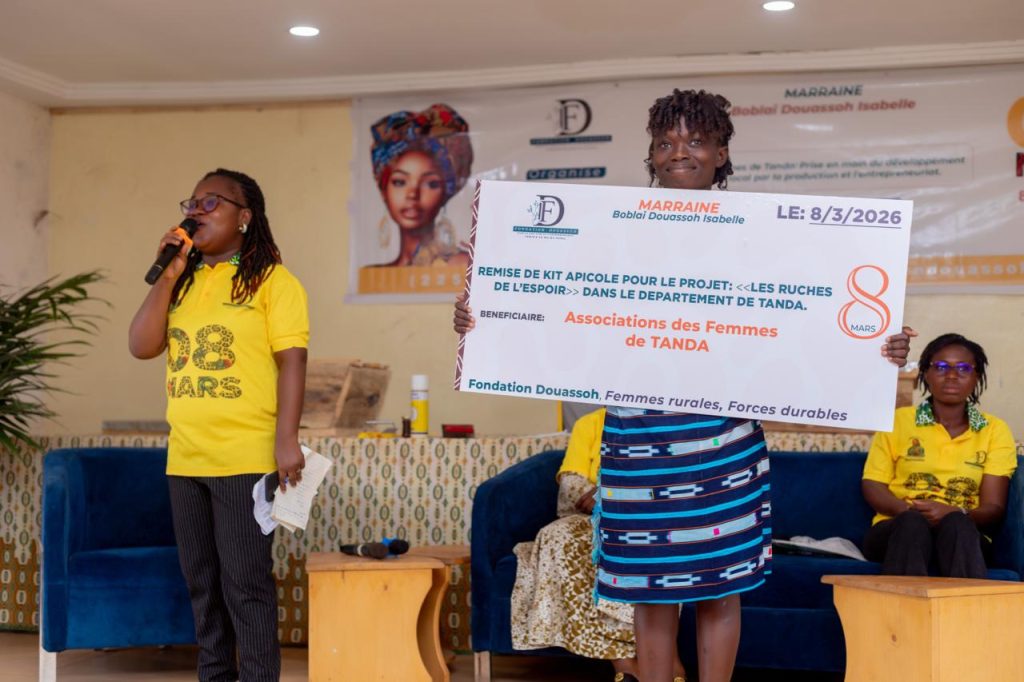 Remise du kit apicole « Les Ruches de l'Espoir » à l'association des femmes de Tanda