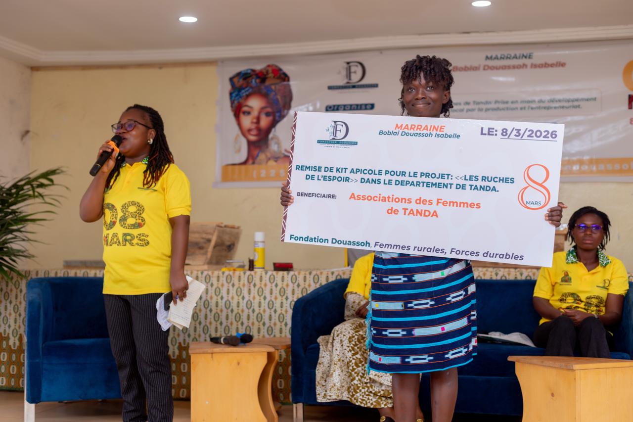 Remise du kit apicole « Les Ruches de l'Espoir » à l'association des femmes de Tanda