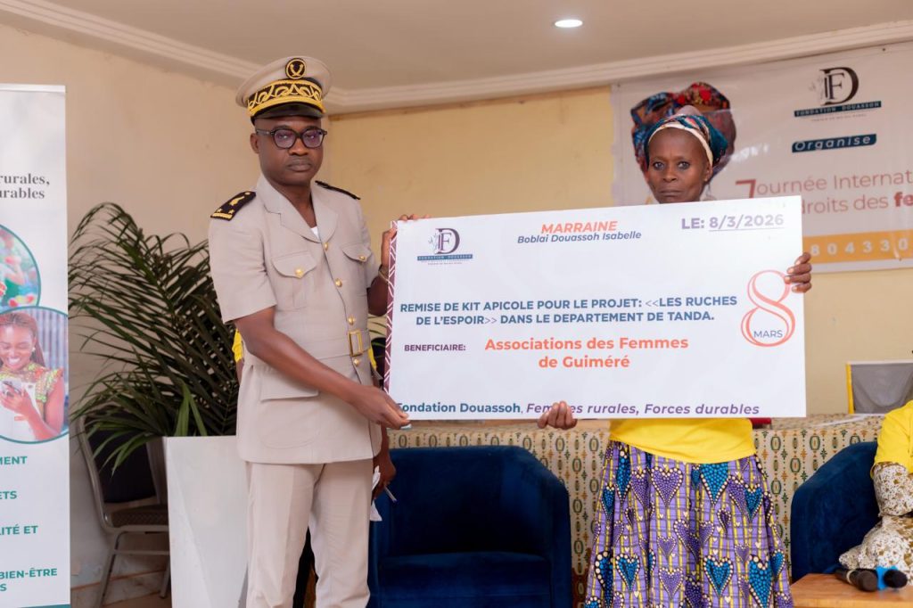 Remise du kit apicole à l'association des femmes de Guiméré, en présence de l'autorité administrative