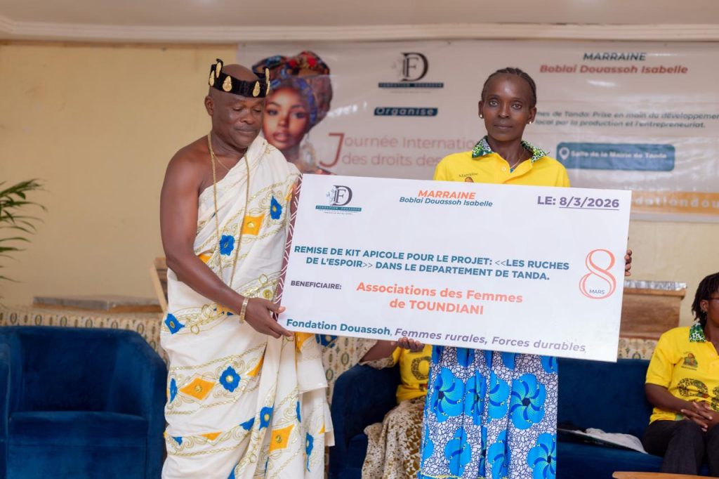 Remise du kit apicole à l'association des femmes de Toundiani, en présence d'un chef traditionnel