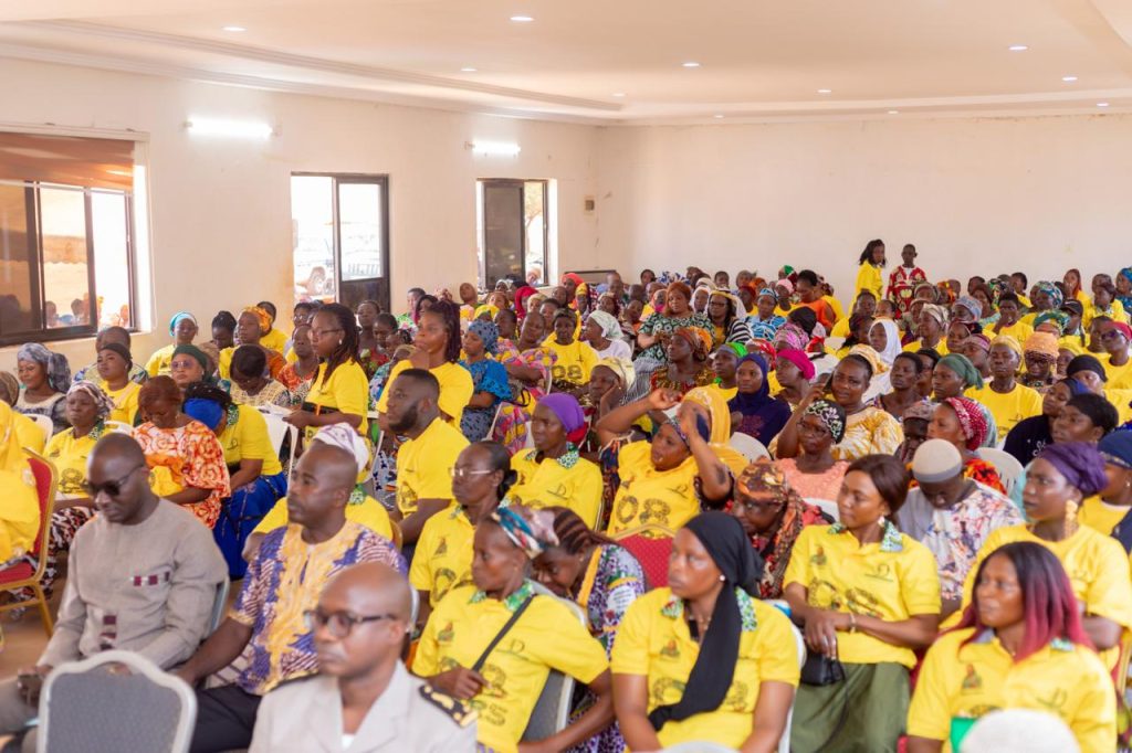 Salle comble à la mairie de Tanda pour la Journée des droits des femmes, 8 mars 2026