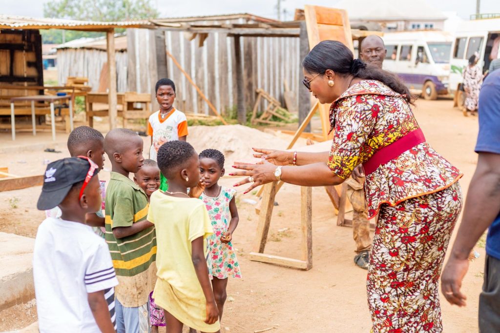 Isabelle Boblaï Douassoh salue des enfants du village