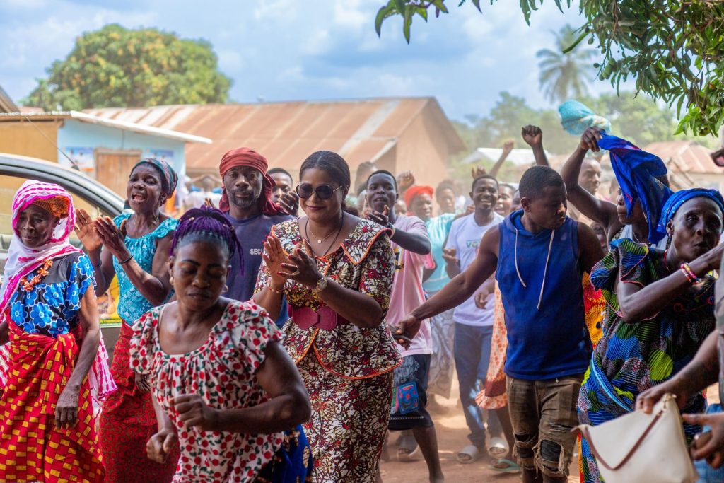 Accueil joyeux d'Isabelle Boblaï Douassoh par les femmes du village