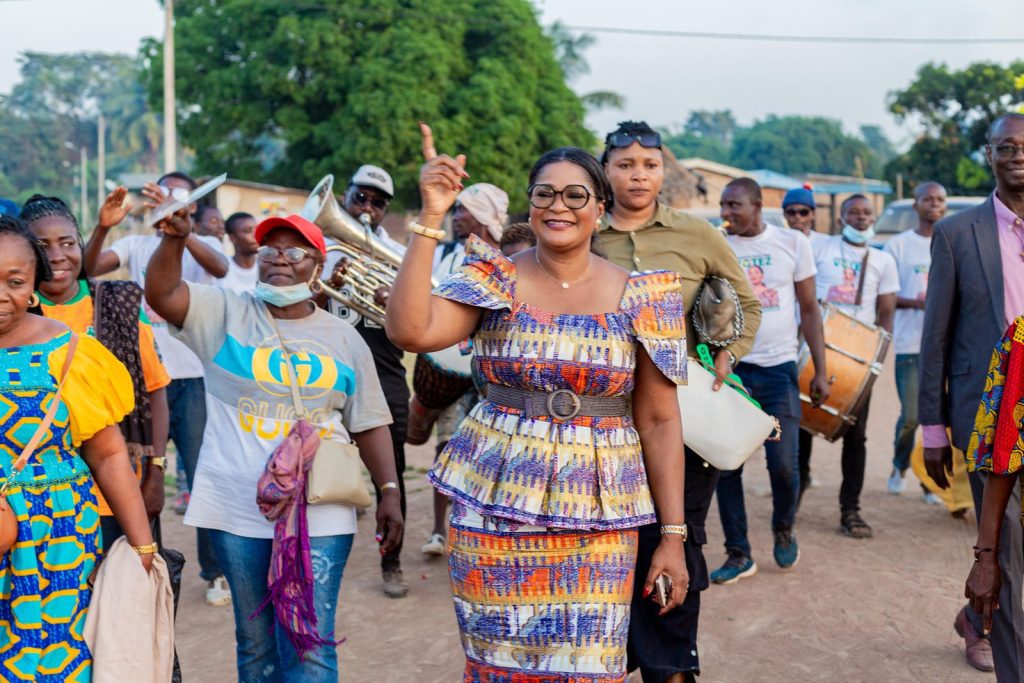Isabelle Boblaï Douassoh marche avec les habitants, au son de la fanfare